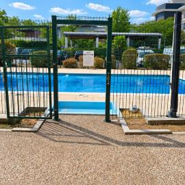 Urban Escape - Piscine & Terrasse intime à 3 min du Parc des Coquibus - Proche ORLY, khách sạn ở Evry-Courcouronnes