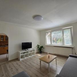 Cozy Urban Residence - 2BR - Sleeps 6 - Near Old Town, hotel a Bratislava
