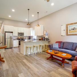 Near Parks & Dtwn Clarinda! 'House of Stroburg', Hotel in Clarinda