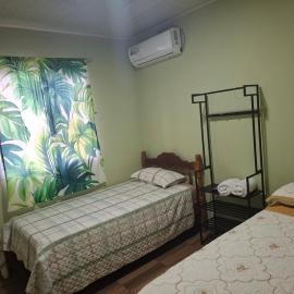 Hostal Green House, хотел в Canoa Abajo
