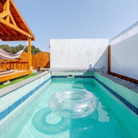 Gangneung Ujin Pool Villa, hotel di Gangneung