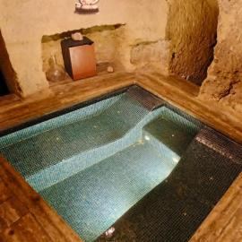 Secluded Maisonette with Caved Pool