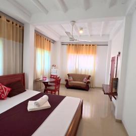 Kethumathi Hotel & Banquet Hall, hotel i Alawwa