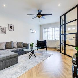 Stylish 3BR 2BA Modern Retreat Sleeps 7, hotel en Iver