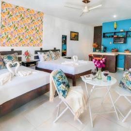 Quiet Playa Escape, 2 Blue Flag Beaches 15 Min Walk, King Double 2BR Duplex Sleeps 2-8, Full Induction Kitchen WiFi AC Free Bikes, Markets & Bus 10 Min, 5th Ave & Cenotes 20 Min, Free Street Parking, #1 Beach CIFPlayas，位于普拉亚卡门的酒店