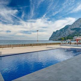Apartamento de 2 dormitorios en primera linea de playa de la Fossa con vistas al mar, piscina y parking privado, hotel in Calpe