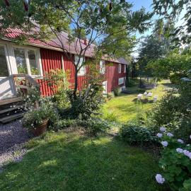 Rural accommodation on a farm – hotel w mieście Mjölby