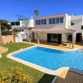 NEW Sunny 4BR Villa with Pool & Garden in Olhão, hotel din Quelfes