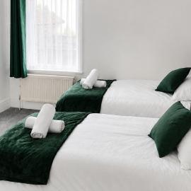 House Sleeps 6 with Garden, Hotel in Coventry