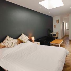 Cosy Large Family Room with En-Suite Shower Room and Private Entrance, hotel a Coulsdon