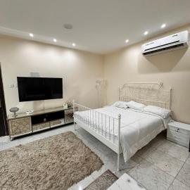 Private furnished studio, hotel em Al Ain
