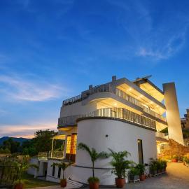 ELIVAAS Signature Miraan by the lake Pet-Friendly Boutique Room with Lake View, Infinity Edge Pool, Activity Room & Garden