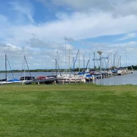Stacaravan in Friesland met schitterend uitzicht over het meer! Op het 5-sterren vakantiepark De Kuilart