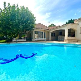 Piscine et tennis privés à proximité Aix en Provence, hotelli kohteessa Rousset