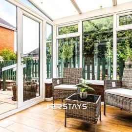JRR STAYS - 4-Bed Dudley - Sleeps 7 - DY2