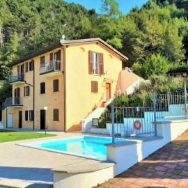 Ferienwohnung am Gardasee in Tignale, Pool, Seesicht, WLAN kostenlos, hotel en Tignale