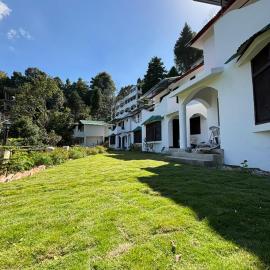 Roop Kumaon Resort free Parking