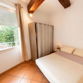 Bedroom Downtown Apartment with Parking and River View, hotel a Bédarieux