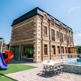 Gozel Mekan, hotell sihtkohas Avaxıl