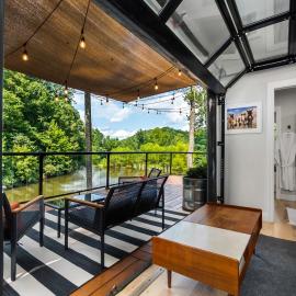 The Hideaway on Tacketts - Shipping Container, hotel u gradu 'Hurricane'
