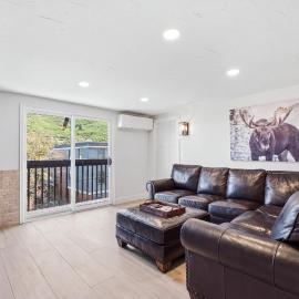 2BR - 3 Min to Lifts - Hot Tub and Pool - Remodeled