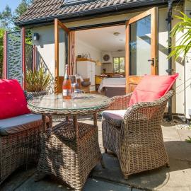 Just a Minim - Rural Studio and Private Courtyard, hotel i Rushford