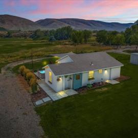 The Ahtanum Cottage - hot tub and views