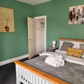 Oak House contractors and families welcome, hotelli kohteessa Abertillery