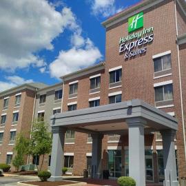 Holiday Inn Express & Suites Milwaukee NW - Park Place by IHG