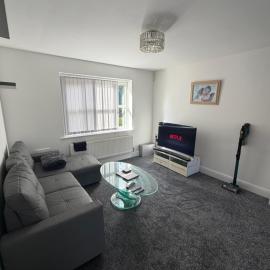 Two Bed flat, very close to airport, Ground Floor with parking, hotel di Manchester