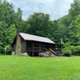 The Willow Nest Cabin, Stone fireplace, Cornhole, Kayaks, Views, Porch، فندق في Stanton