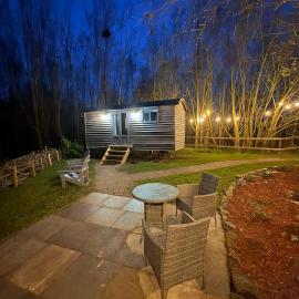 Oakwood Marina - Private Shepherd's Hut, hotelli kohteessa Northwich