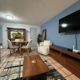 Alojamiento entero para familias y grpos grandes en Paseos del Sol, Hotel in Guadalajara