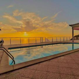 Magnificent villa with a heated pool, מלון בארקו דה קלחטה