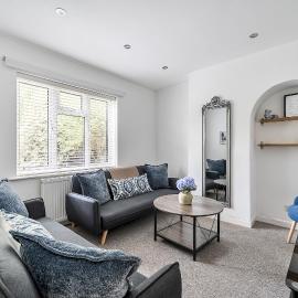 Surrey 5-Bed Home for Groups Business Stays - Pass the Keys