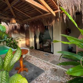 Ginhawa Stay Private Pool Studio, hotel di Burgos