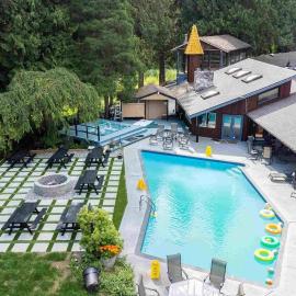 Rustic Farm House with Pool , Hot Tub , Sauna - Events Allowed, hotel en Langley