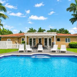 Walk to Beach Luxury 5BR & 3BA Villa Hollywood Lakes