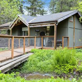 Compact Girdwood Cottage Near the Alyeska Lifts, hotel u gradu Girdvud