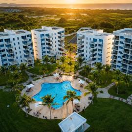 Golden Wave Residence vista a la piscina