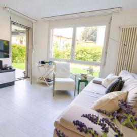 ASCONA ISOLA VERDE Familienfreundliche sonnige Ferienwohnung mit 100m2 eigenem Garten & Klimaanlage, hotel en Ascona