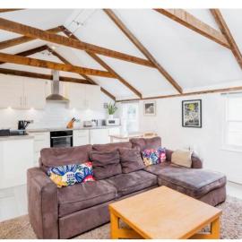 The Loft - Bright apartment centre St Ives sleep 4