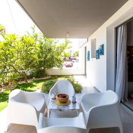 Lemon Tree 1-BR Apt with Terrace & Pool in Livadia