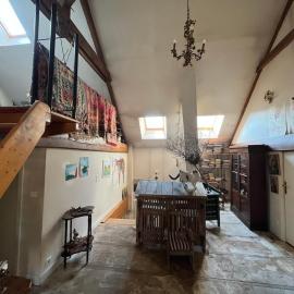 Cheerful cottage with garden, in a small village surrended by fields, 1 hour from Paris, hotel i Burcy