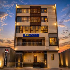 FabHotel A Square - 400m from Bhimavaram Junction, hotel em Bhīmavaram