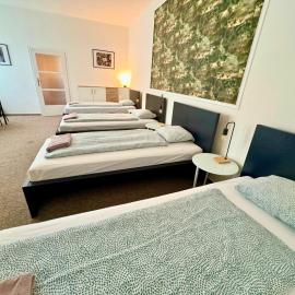 Black Style ROOMS Moravske namesti، فندق في برنو