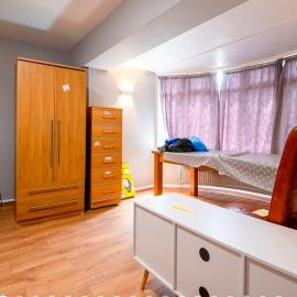 Sheffield Group Stays - Large Home onsite Parking for vans cars free wifi, hotel u gradu 'Handsworth'