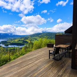 Panoramic Mountain & Lake Views - Modern Large Chalet - Free Parking, hótel í Vossevangen