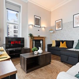 Modern 2BR Coastal Escape - Sea Views & Balcony, hotel i Worthing