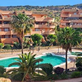 Ático con gran terraza, piscinas y golf a un paso